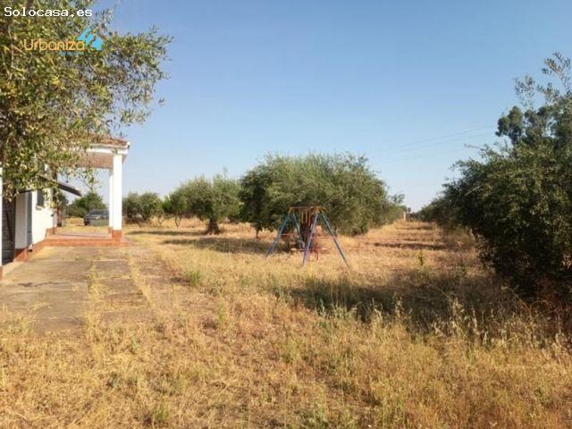 CHALETS EN BUEN ESTADO DE 4 DORMITORIOS Y 2 BAÑOS CON PISCINA A 5 MINUTOS DE BADAJOZ