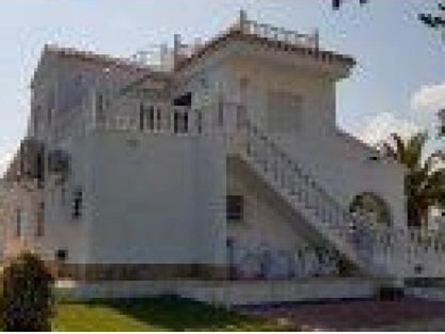 CHALETS INDEPENDIENTE,PISCINA MUY CERCA DEL MAR EN LA ZONA EXCLUSIVA DE CABO ROIG EN LA