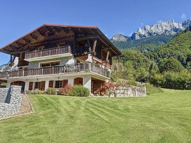 CHALEUREUSE MAISON AVEC PISCINE ET TERRAIN PLAT