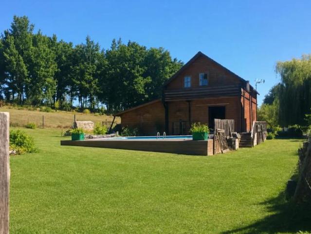 Chaleureuse maison bois avec piscine à L'Isle en Dodon