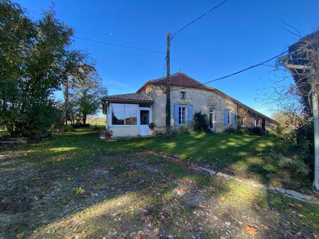 Chaleureuse maison en pierre avec dépendance: un cocon de charme au coeur de la campagne
