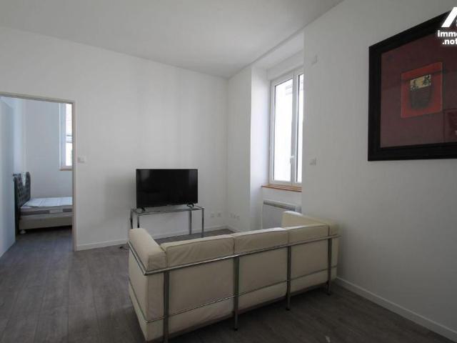 CHALON SUR SAONE 71100 13 rue des Poulets: Au 2éme étage d'une petite copropriété à très faib.