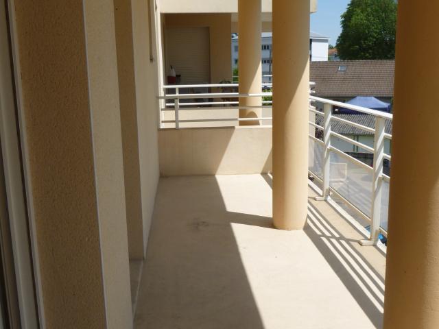 CHALONS EN CHAMPAGNE Appartement de type 2 avec balcon et garage, disponible de suite
