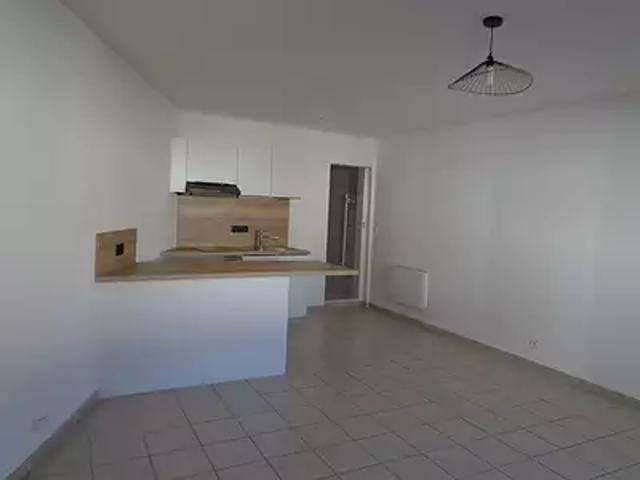 Challans 85300 Location appartement 1 pièce t1 au dernier étage cave