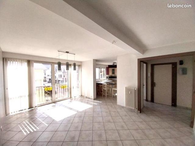 CHAMALIERES, Galoubies, bel appart. 69 m² hab cuis. équipée ouverte sur pièce de vie env. 35 m², 2 chbres, garage, cave et grenier