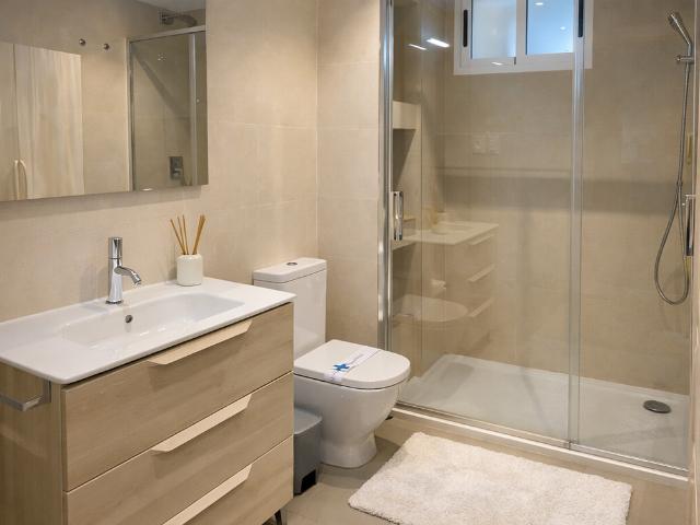 Chamartín V | Habitación con Gran Conectividad