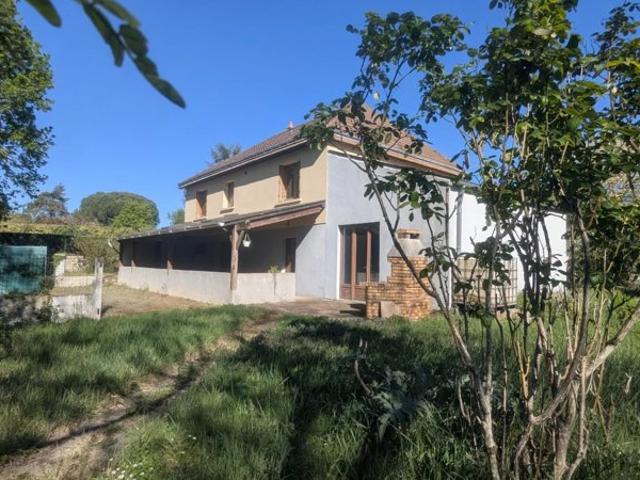 CHAMBRAY Maison F5 sur 1473 M² de terrain / sous sol et dépendance