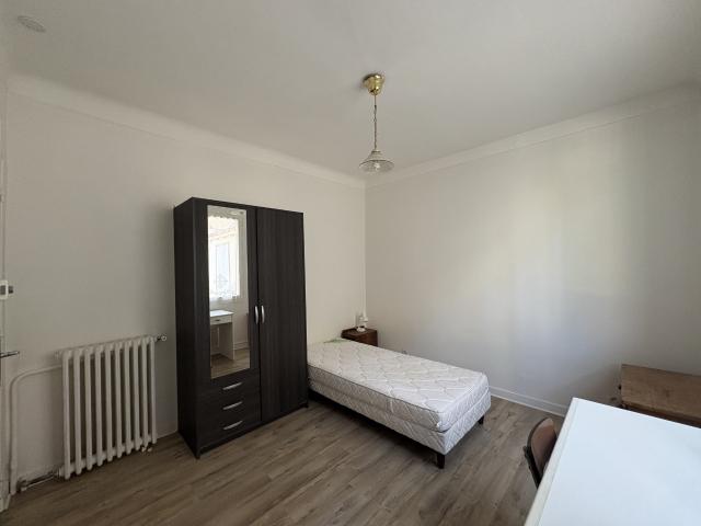 Chambre Meublé dans Maison