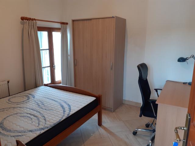Chambre meublée
