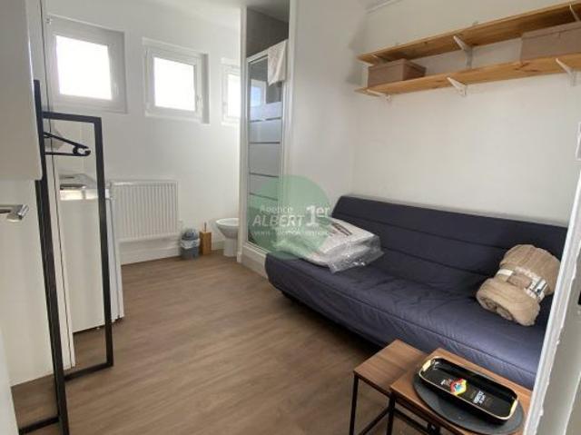 Chambre meublée avec vue mer