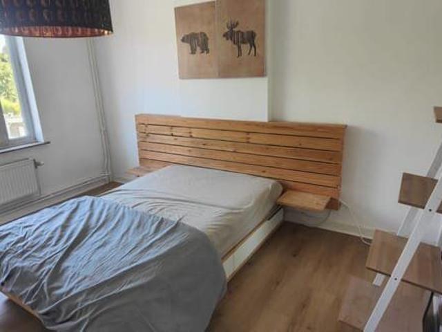 Chambre meublée avec bureau adjacent – Colocation à Mons