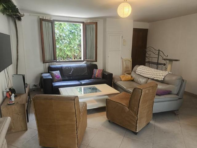 Chambre meublée en colocation – Maison