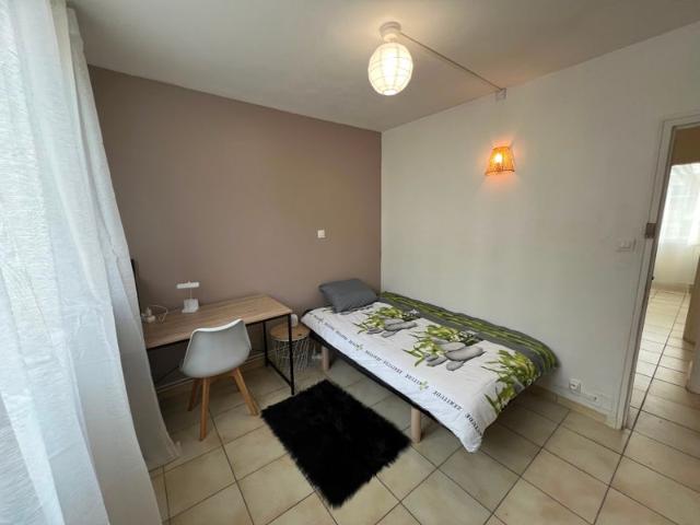 Chambre meublée – Eaux Claires – Tram C/E – Charge