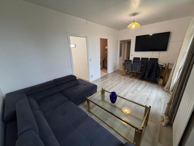 Chambre meublée pour fille en appartement avec jardin privé RER A loyer tout inclus