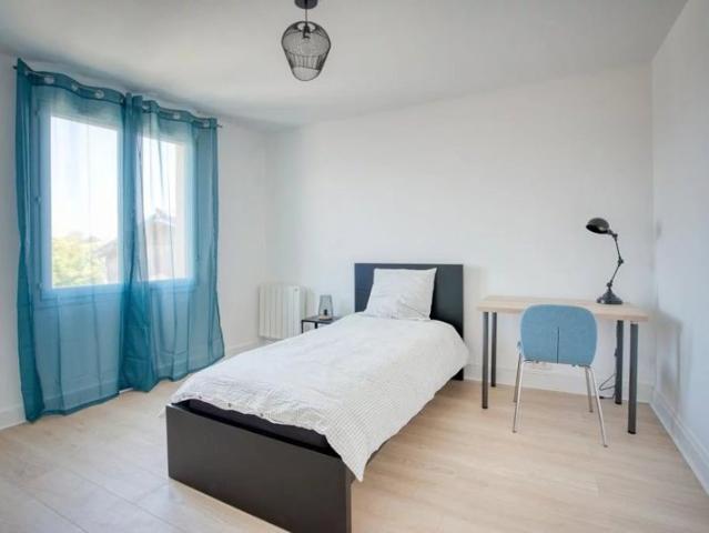 Chambre meublée privative dans logement en colocation à Pessac