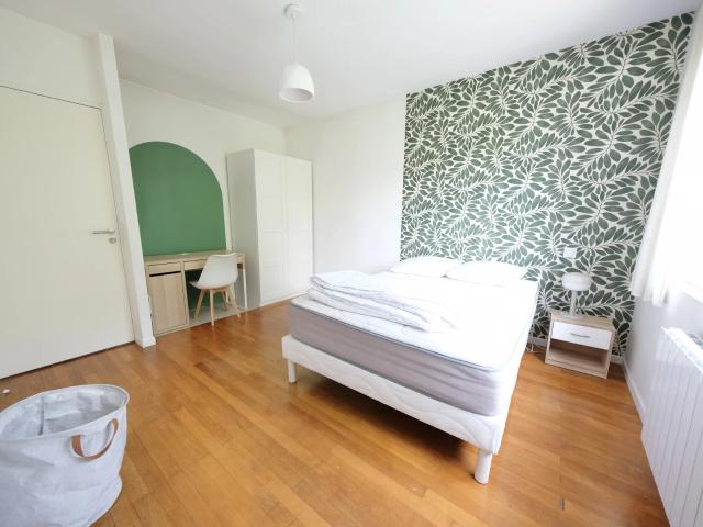 Chambre avec douche et WC