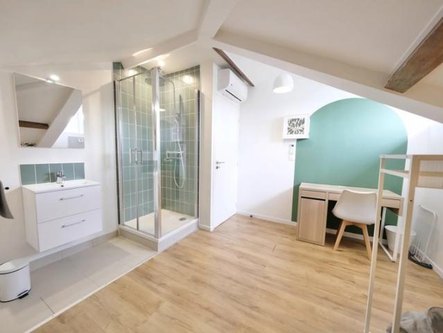 Chambre avec salle de bains