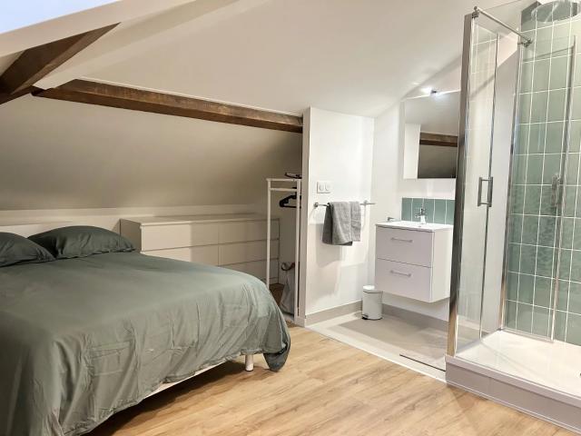Chambre avec salle de bains