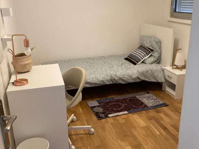 Chambre à louer dans un appartement de 4 chambres à Orée du Bois