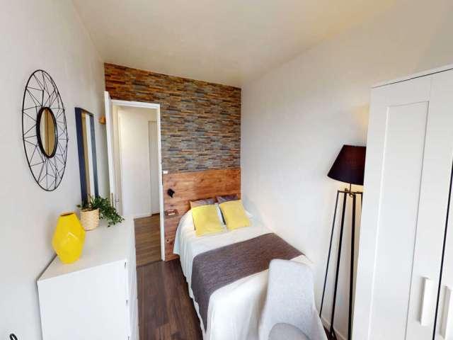 Chambre à louer dans un appartement de 4 chambres à Parc Nord