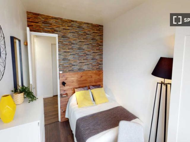Chambre à louer dans un appartement de 4 chambres à Parc Nord