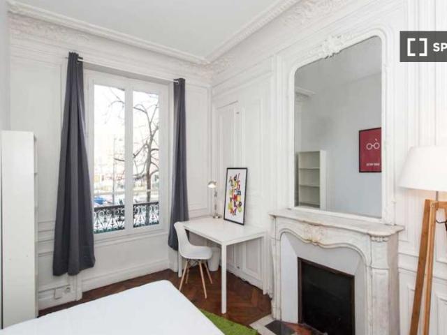 Chambre dans un appartement partagé de 5 chambres à République, Paris