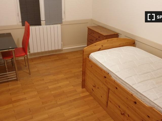 Chambre à louer dans un appartement de 6 chambres à Carrières Sous Pois