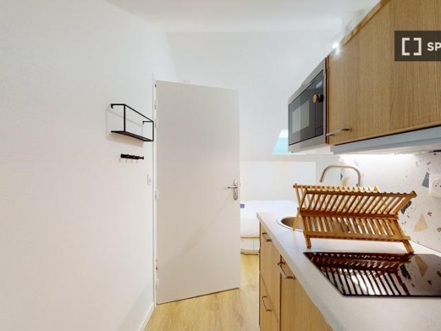 Chambre à louer dans un appartement de 10 chambres à Colombes, en Europe