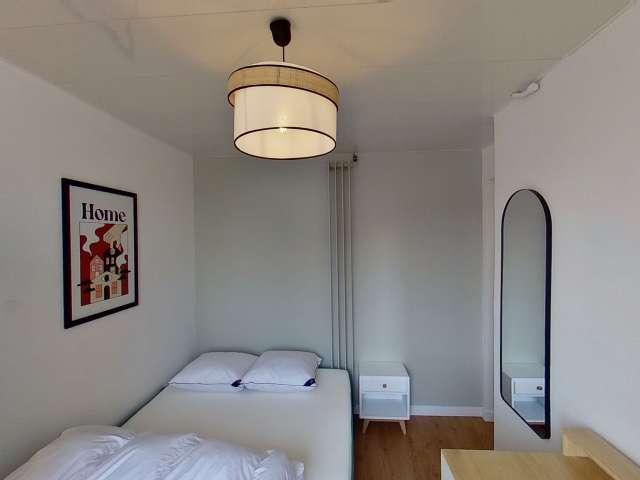Chambre à louer dans un appartement de 12 chambres à Champs sur Marne