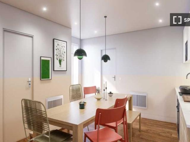 Chambre à louer dans un appartement partagé de 16 chambres à Paris