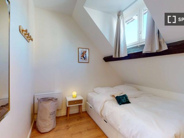 Chambre à louer dans un appartement partagé de 18 chambres à Paris