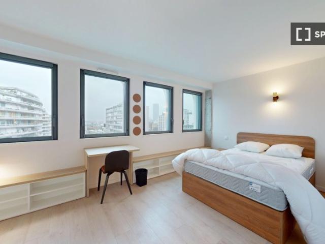 Chambre à louer dans un appartement partagé de 12 lits, Paris