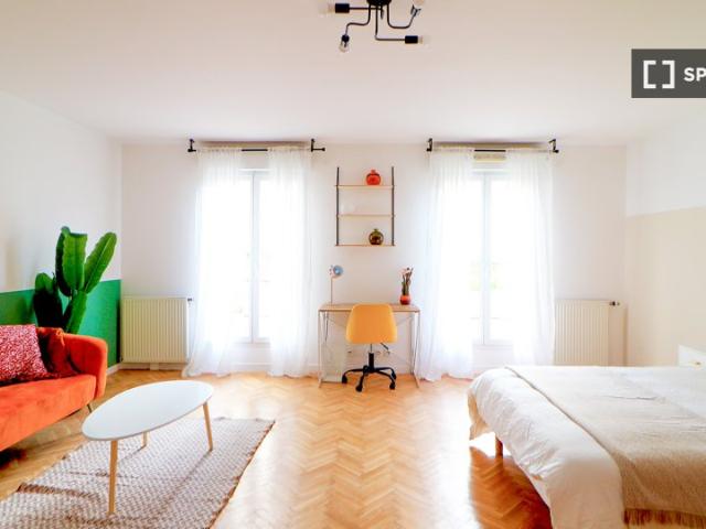 Chambre à louer dans un appartement partagé de 4 chambres à La Plaine, Paris