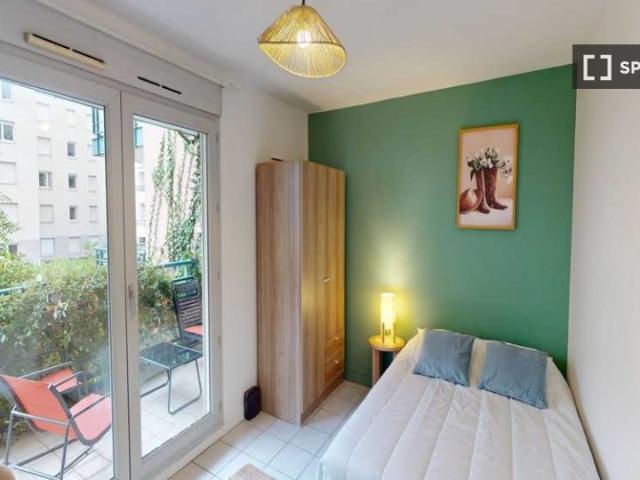 Chambre à louer dans un appartement partagé de 5 chambres à Montchat