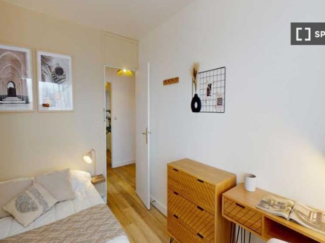Chambre à louer dans un appartement partagé de 5 chambres à Paris