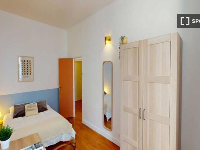 Chambre à louer dans un appartement partagé de 5 chambres à Paris