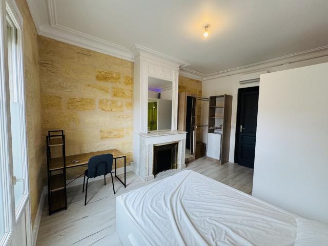 Chambre à louer dans grand appartement en colocation