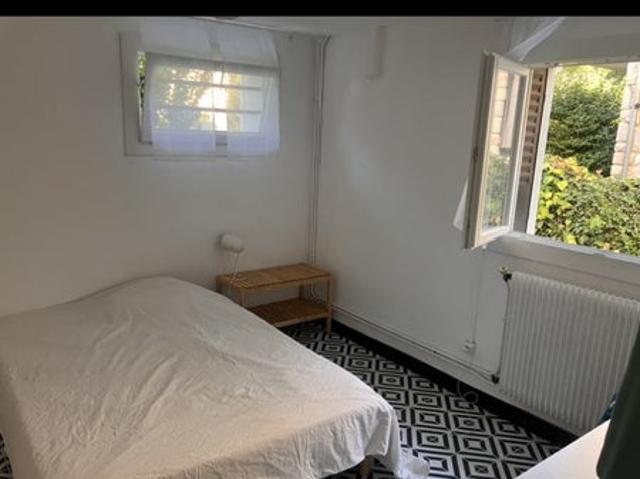 Chambre à la Roseraie cuisine et bureau communs