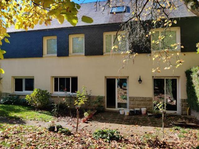 Chambre à l'étage d'une maison jouxtant le parc