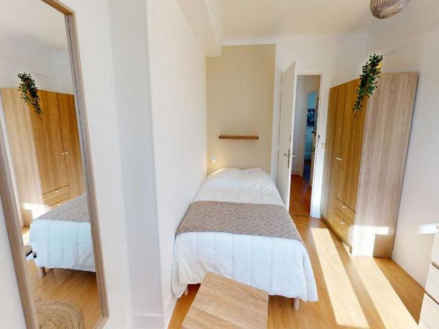 Chambre à Paris Rue De Saussure, Batignolles
