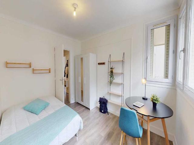 Chambre à Paris Rue De Saussure, Batignolles
