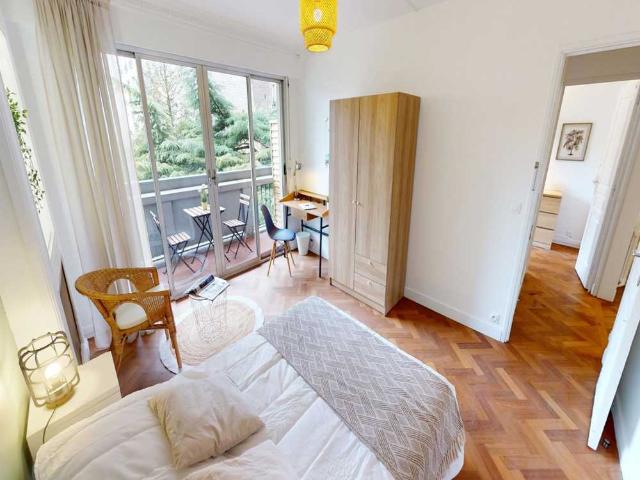 Chambre à Paris Rue Guersant, Ternes, Paris