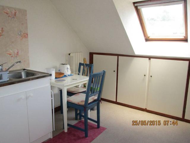 chambre aménagée en petit studio kitchenette