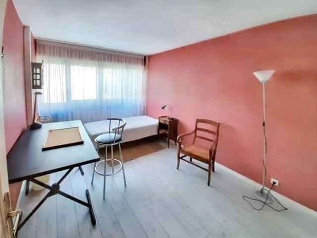 Chambre claire, spacieuse et sans vis à vis