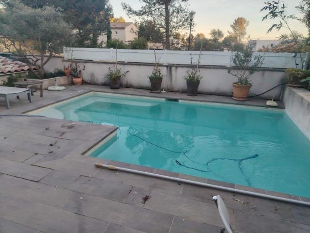 Chambre dans maison avec piscine A partir d'Aout