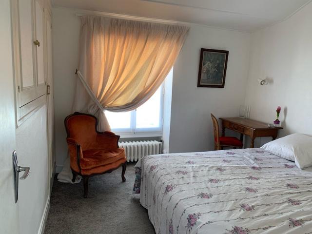 Chambre dans petite maison centre ville de La Roch