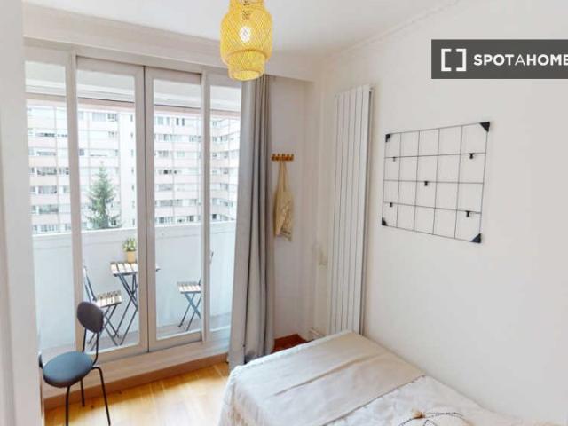 Chambre dans un appartement de 4 chambres à Puteaux
