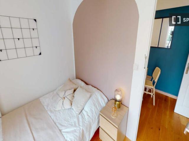 Chambre dans un appartement de 4 chambres à Puteaux