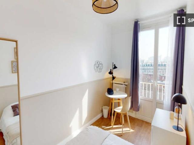 Chambre dans un appartement partagé de 4 chambres à Paris