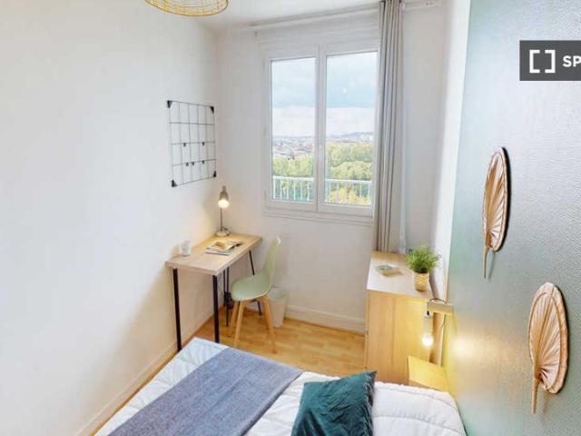 Chambre à louer dans un appartement de 4 chambres à Clichy